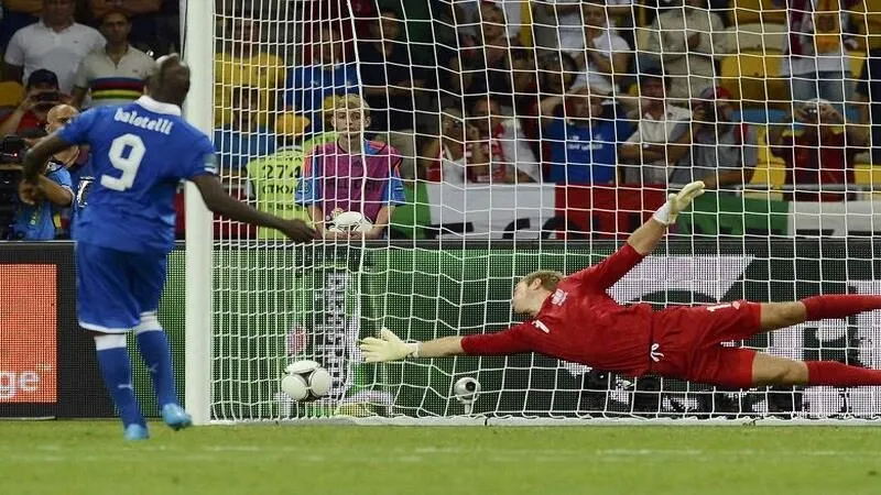 C&aacute;ch thức đ&aacute; phạt đền thuộc lỗi về thủ m&ocirc;n